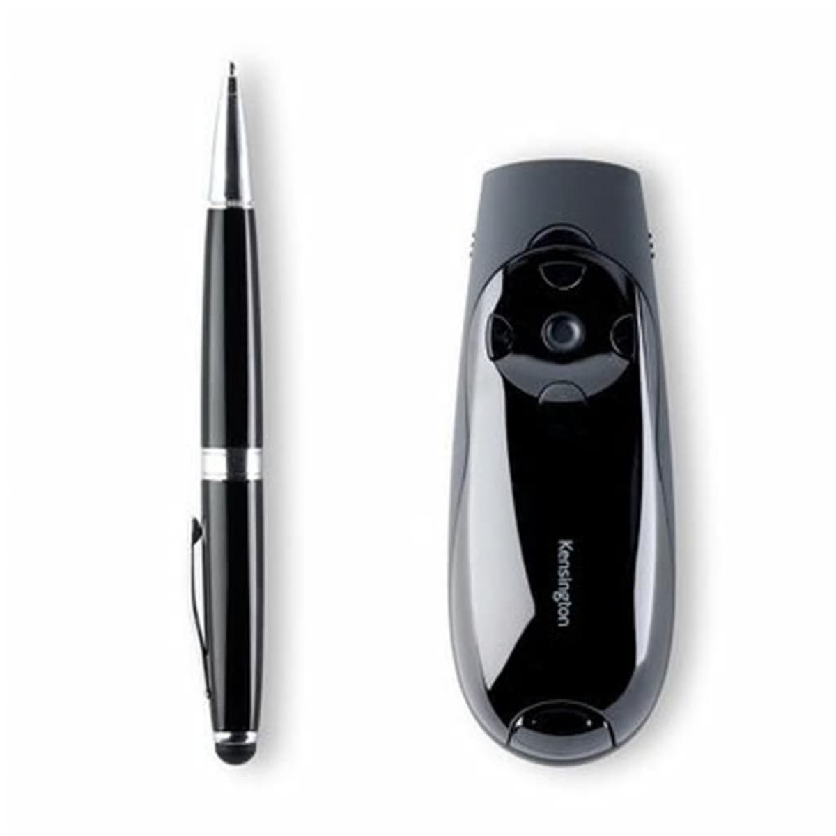 Ein schwarzer Stift neben einem schwarzen Präsentationsklicker auf weißem Grund.