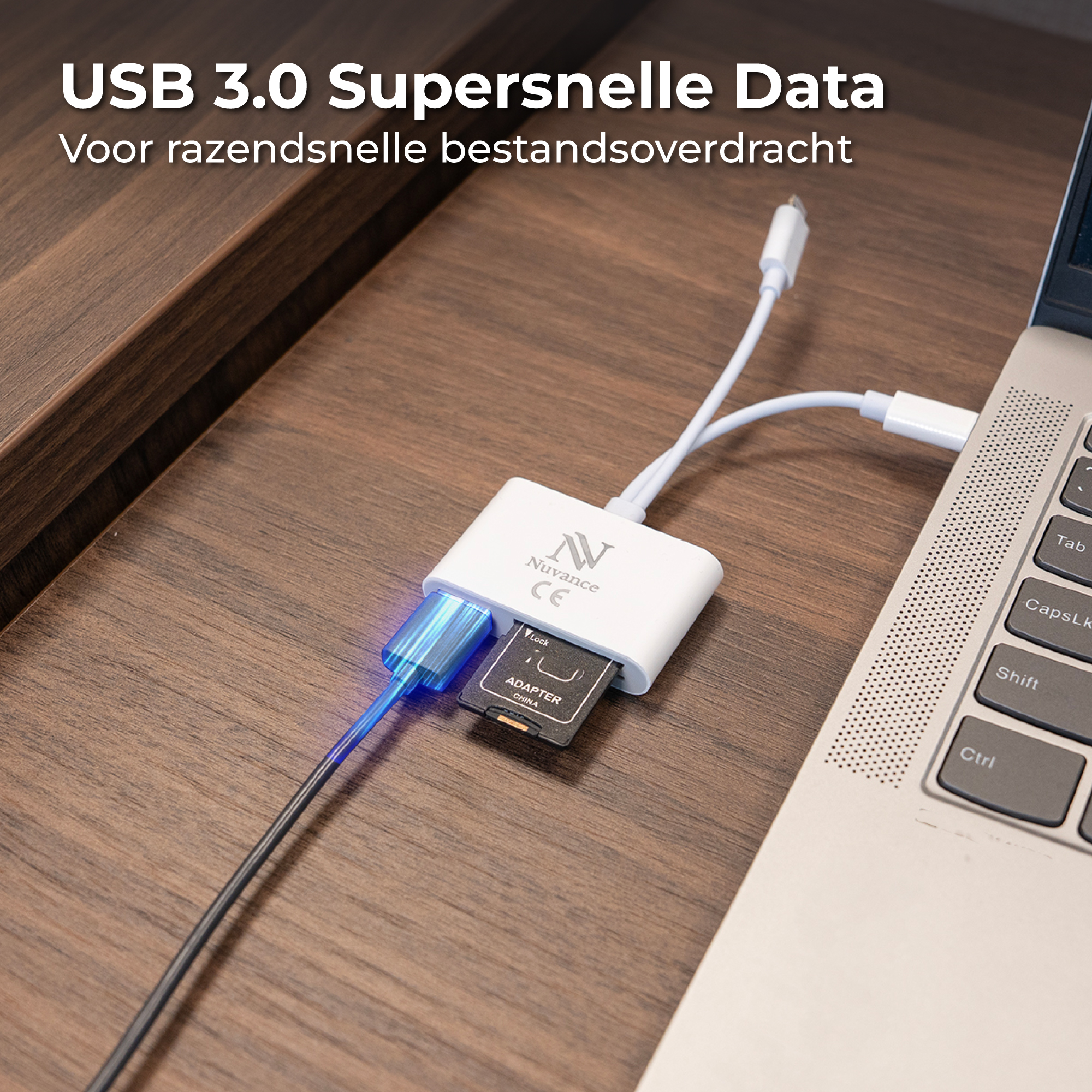 Een witte USB-kaartlezer met SD-kaart aangesloten op een laptop.