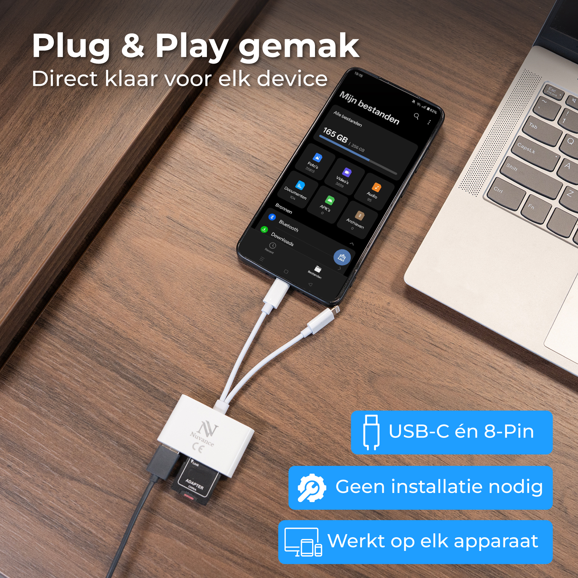 Smartphone toont bestanden, verbonden met adapter en laptop.