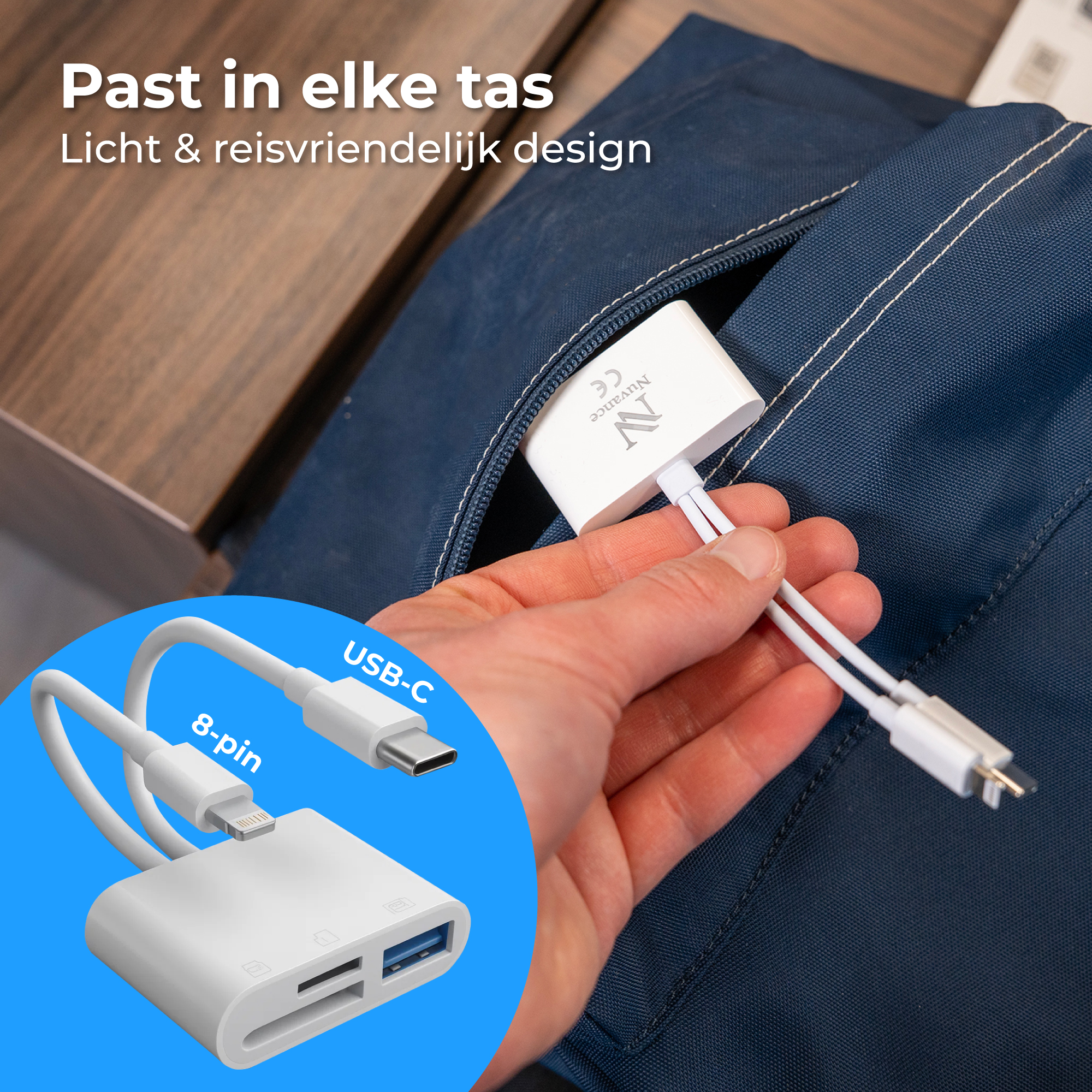 Een witte 8-pins naar USB-C adapter wordt in een blauwe tas gestopt.