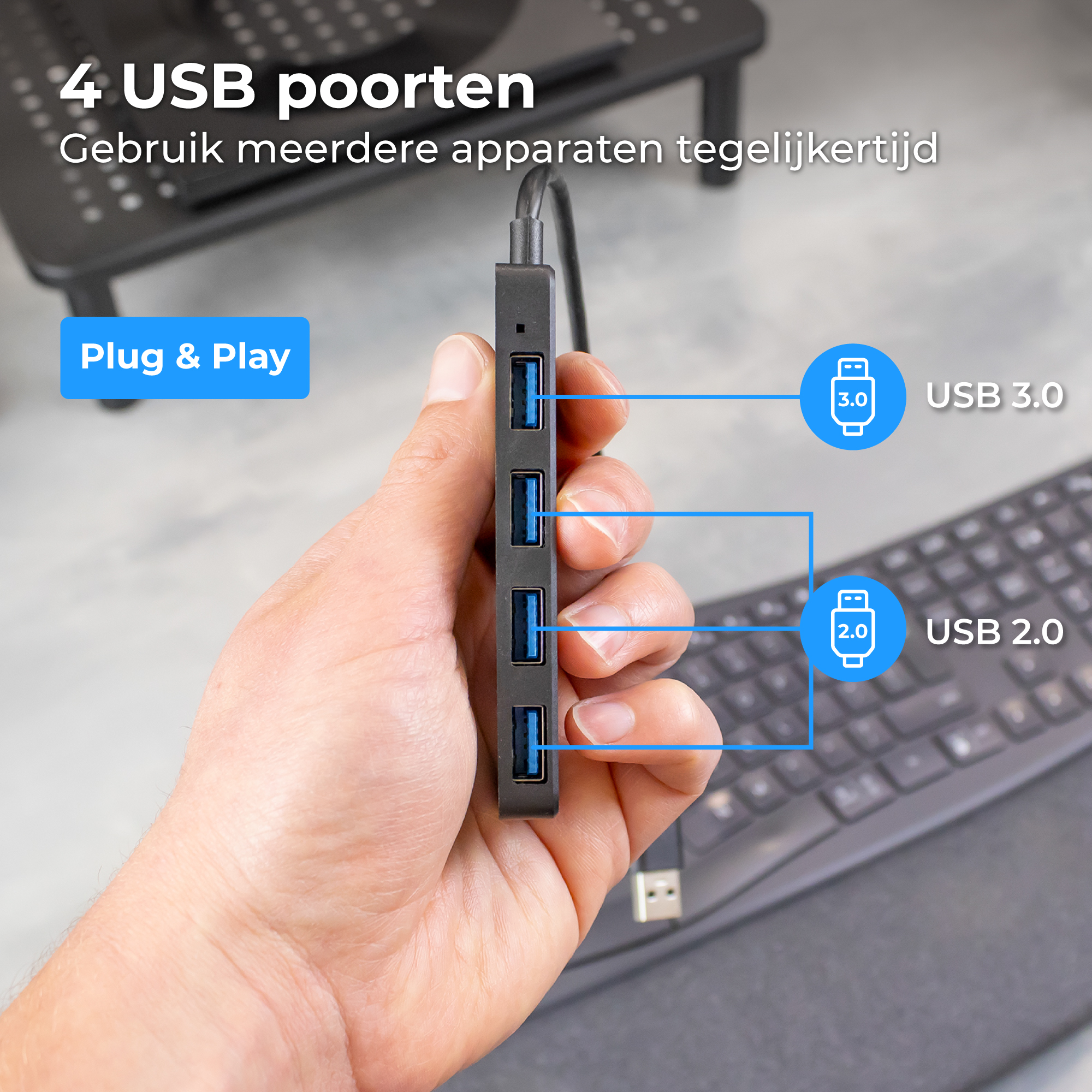 Een hand houdt een zwarte USB-hub met 4 poorten vast voor een toetsenbord.