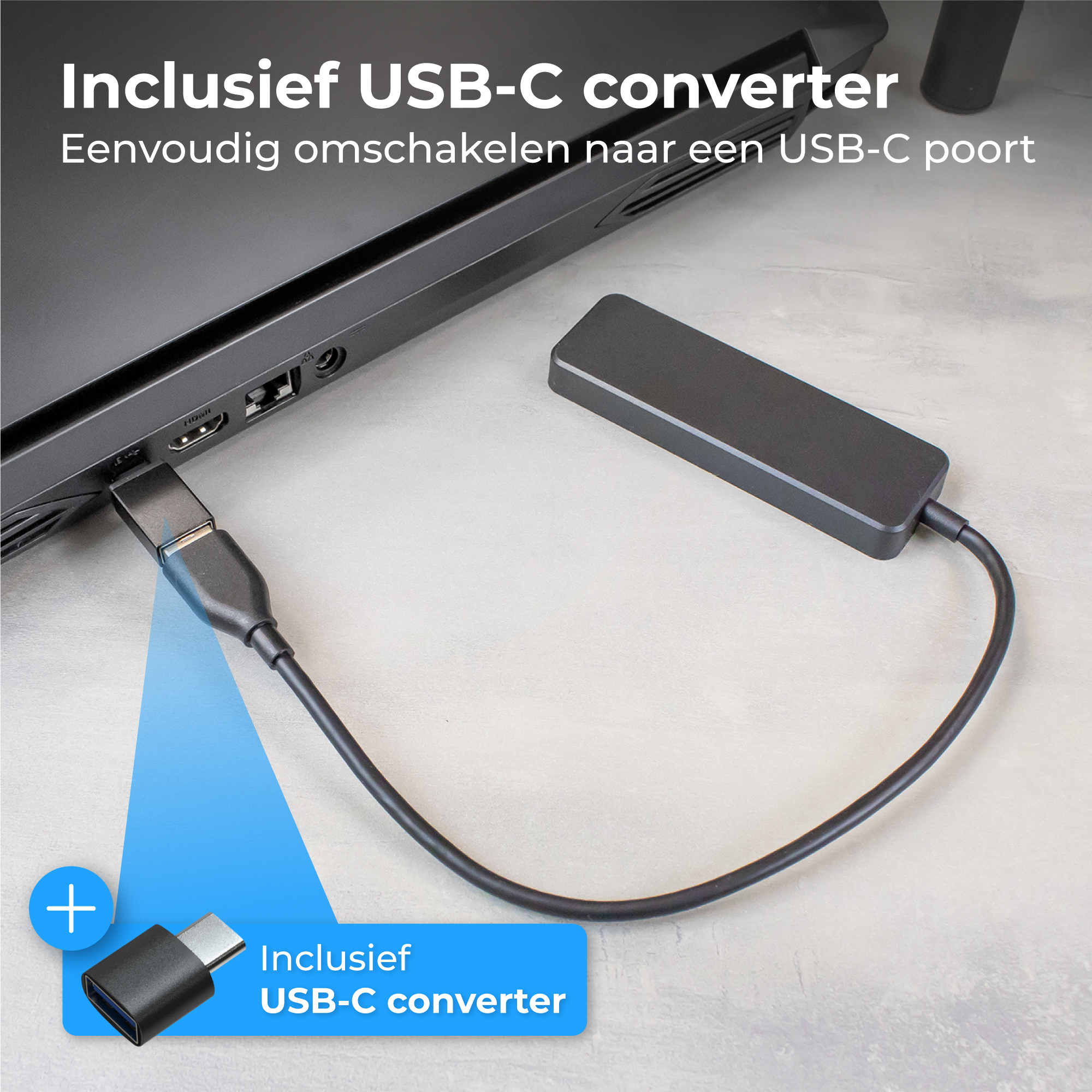 Een zwarte USB-C adapter is aangesloten op een laptop. Een kabel loopt naar een andere adapter.