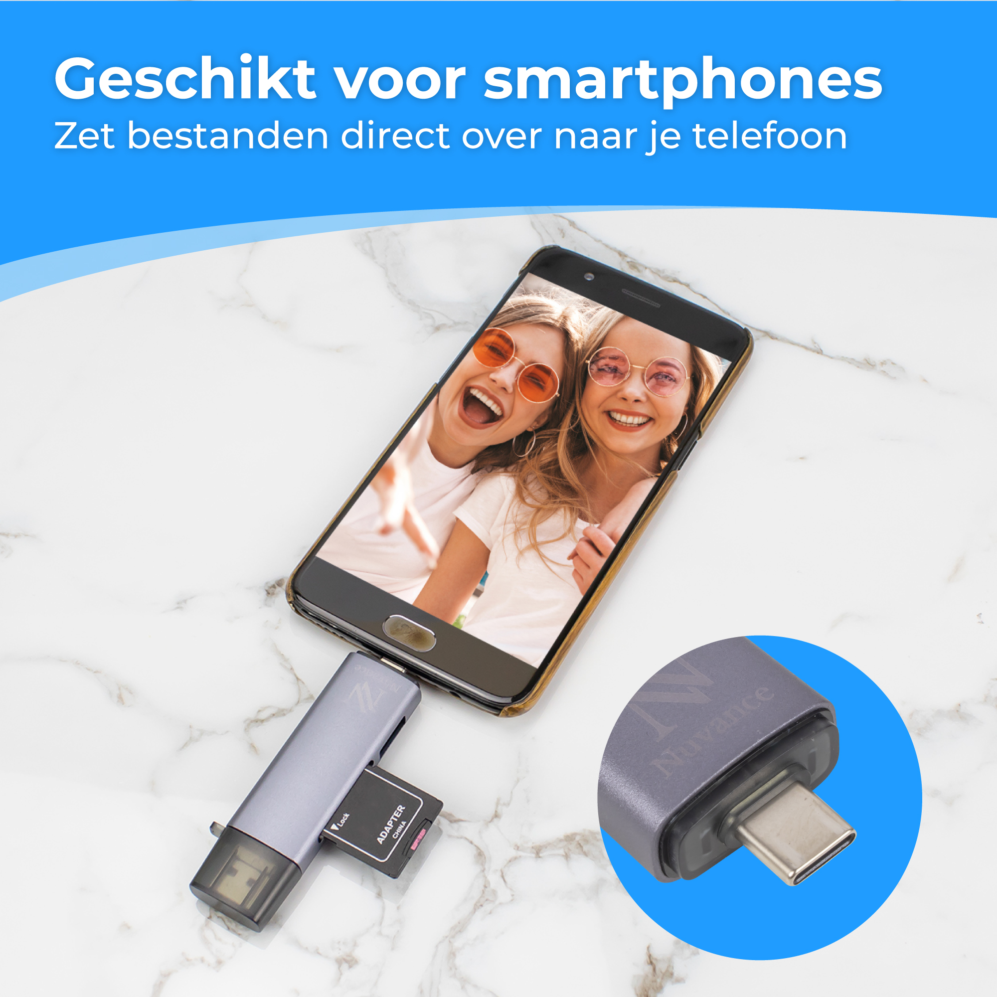 Smartphone met twee lachende vrouwen, met USB-adapter.