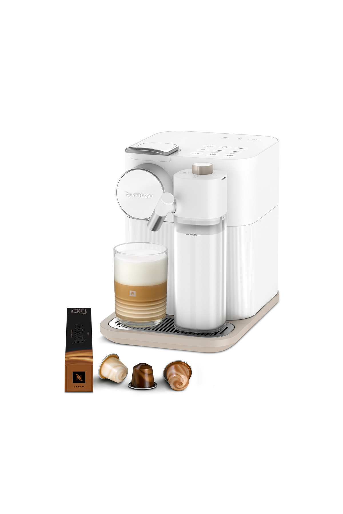 Süt sürahisi, bardak ve kahve kapsüllü beyaz Nespresso makinesi.