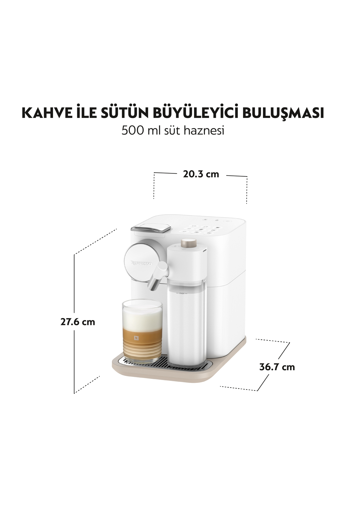 Süt sürahisi ve kahve bardağı olan beyaz bir Nespresso makinesi.
