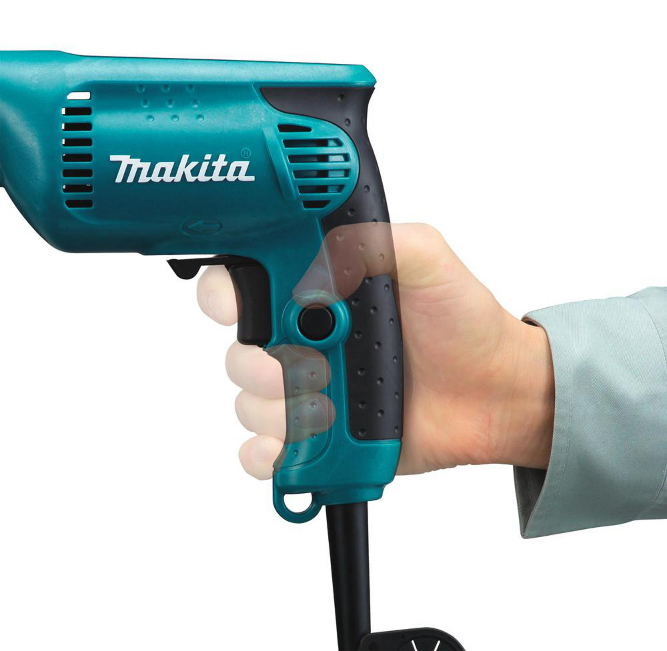 Una mano impugna un trapano Makita color turchese con accenti neri e prese d'aria.