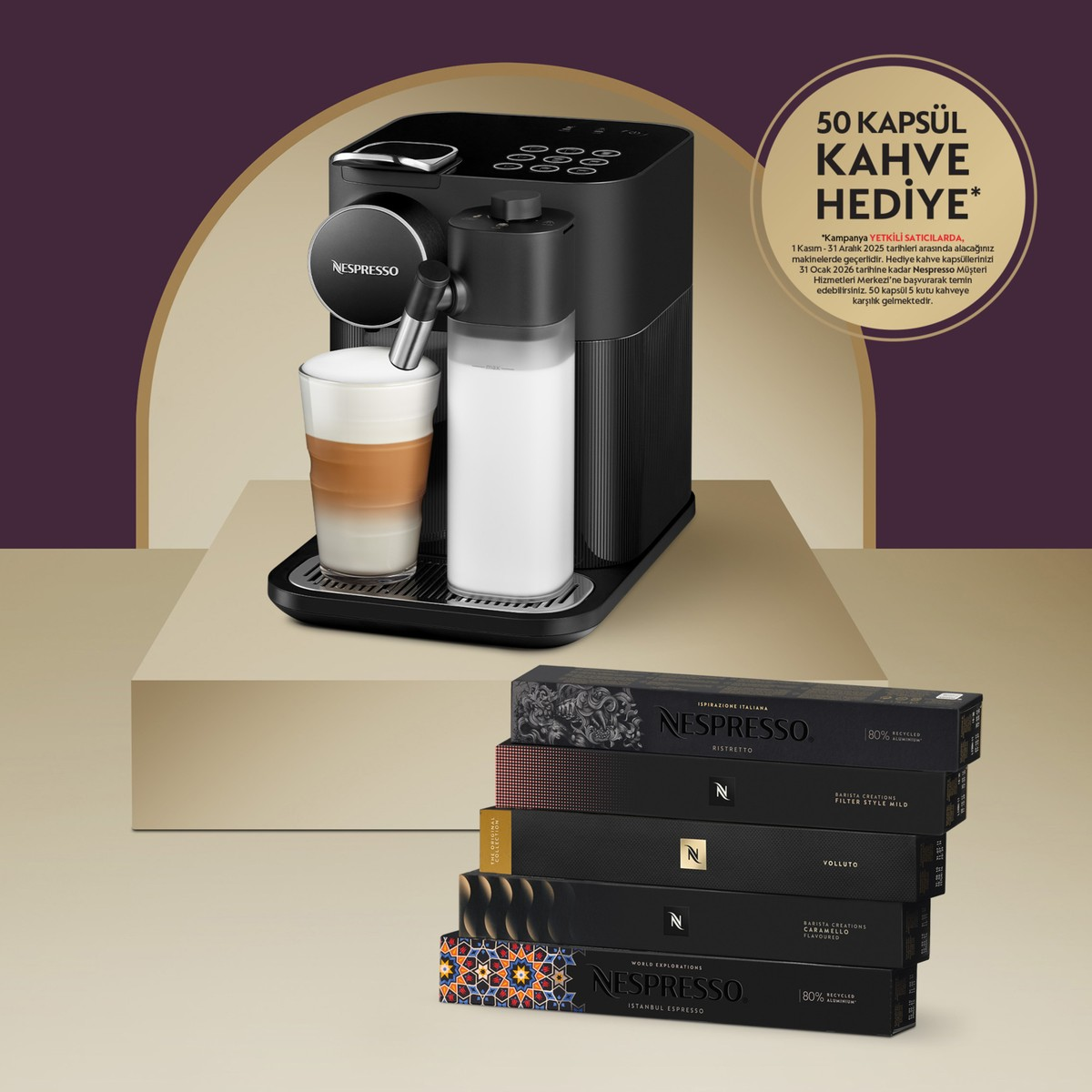 Süt haznesi olan bir Nespresso kahve makinesi, yanında istiflenmiş kahve kapsülü kutuları.