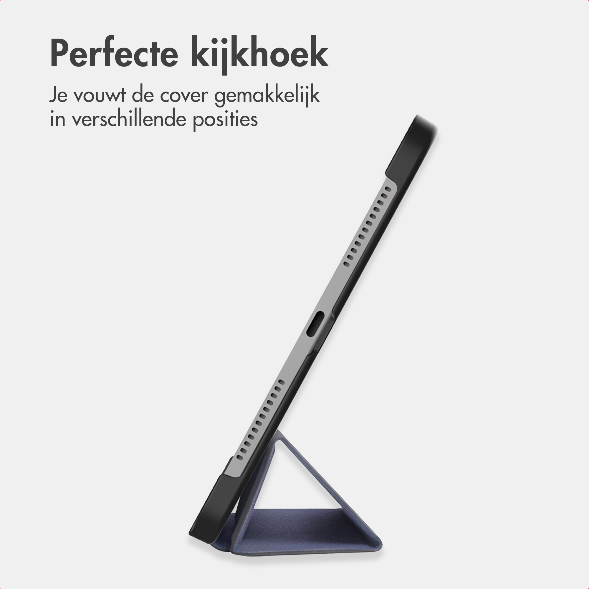 Une tablette dans un étui bleu servant de support, sur fond gris.