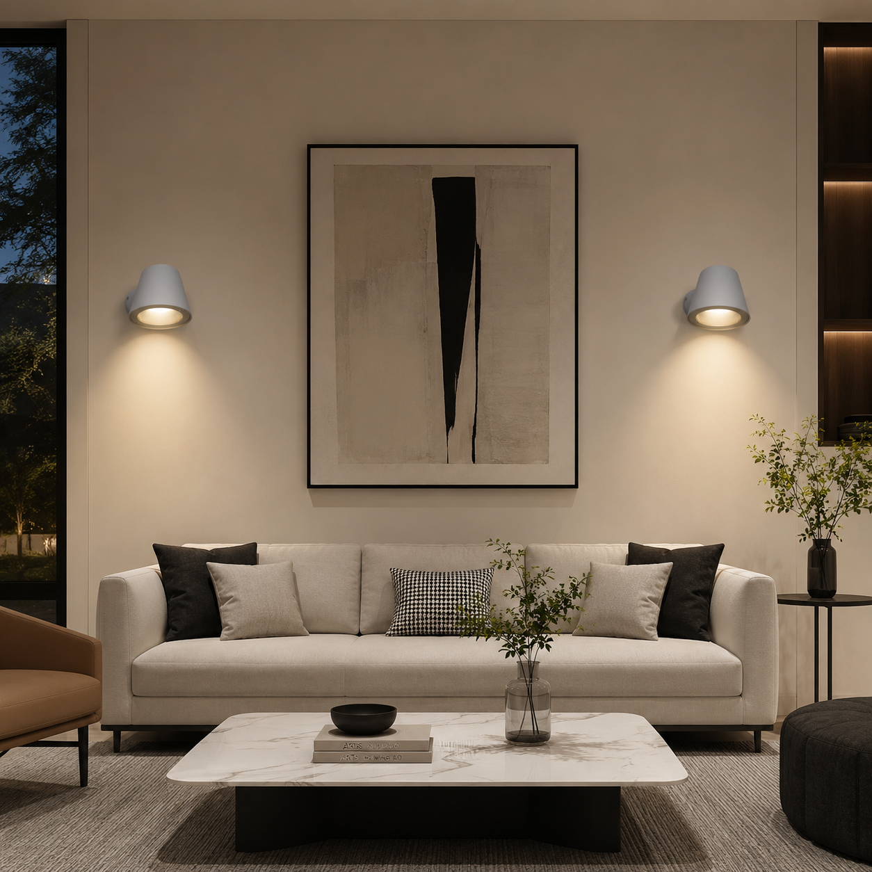 Sala de estar moderna con sofá beige, mesa de centro de mármol, arte abstracto y apliques.