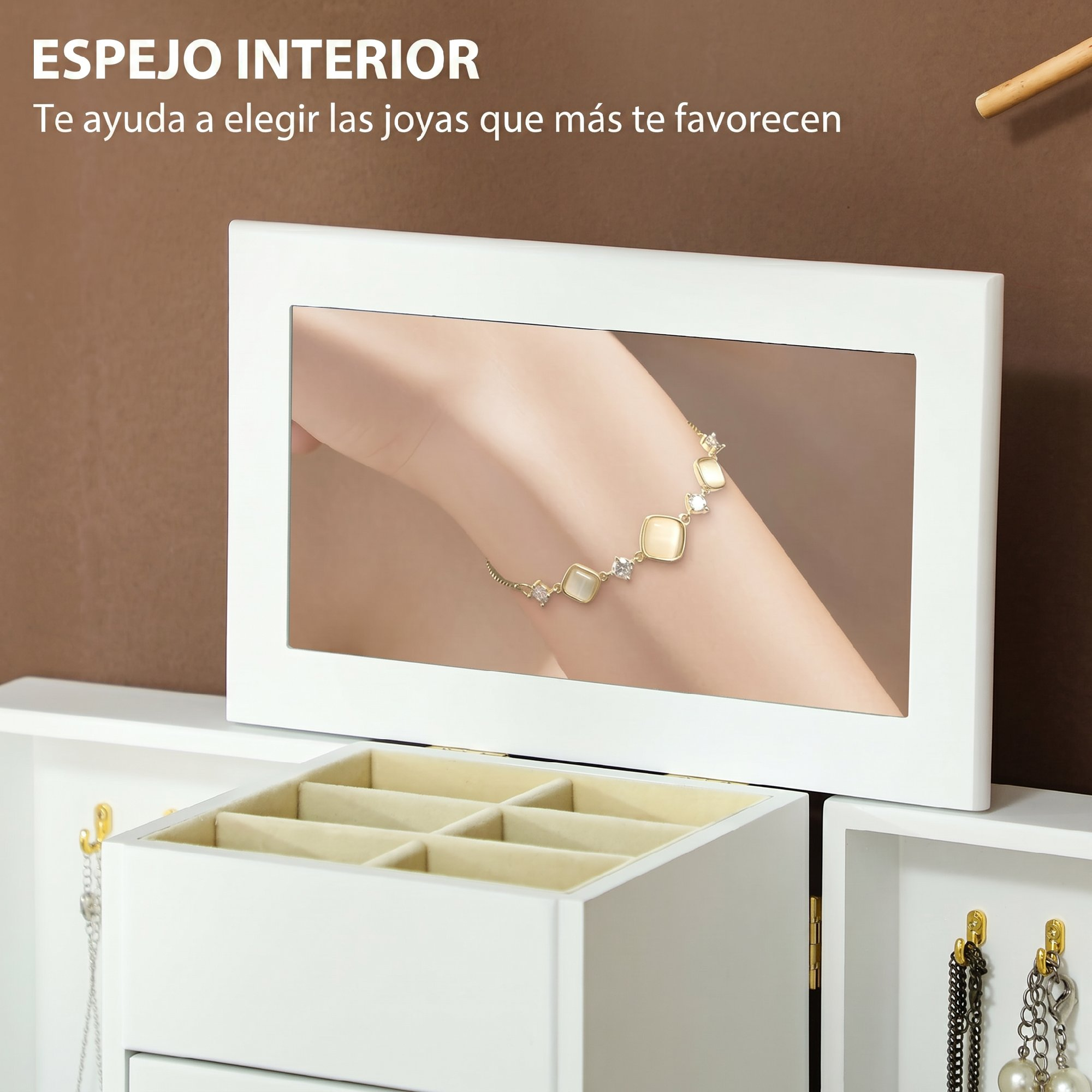 Una caja de joyas blanca con un espejo interior que refleja una pulsera en una muñeca.