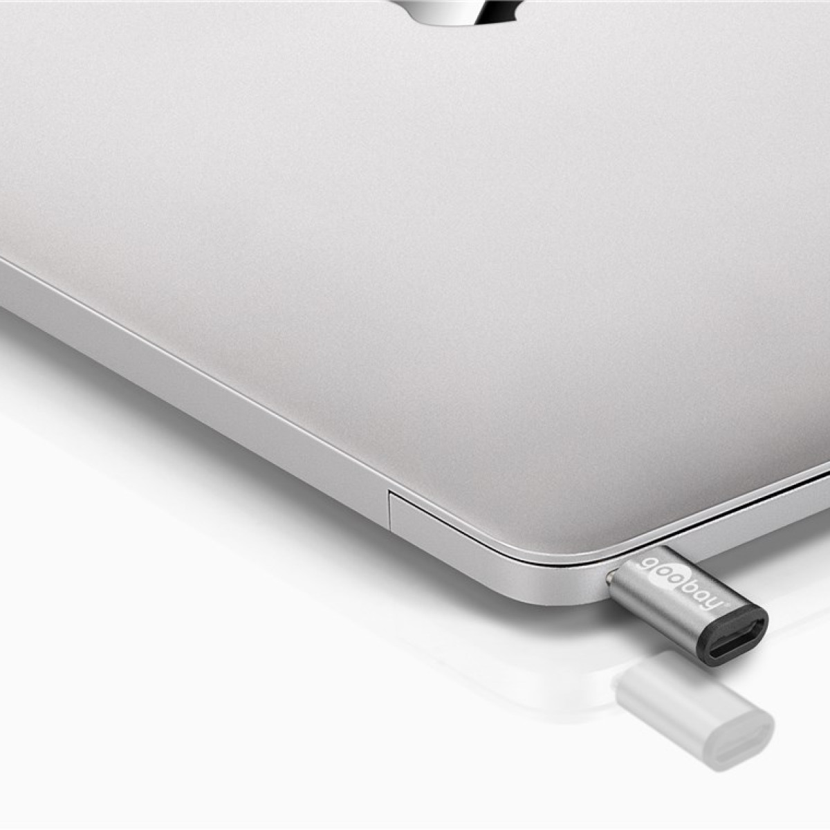 Ein silberner USB-C-Adapter steckt in einem silbernen Laptop. Ein weiterer Adapter ist angedeutet.