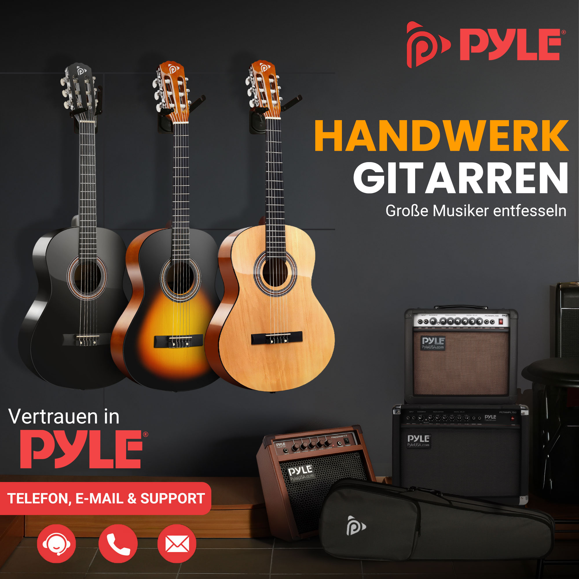 Drei Gitarren hängen an der Wand, daneben Verstärker und eine Tasche.