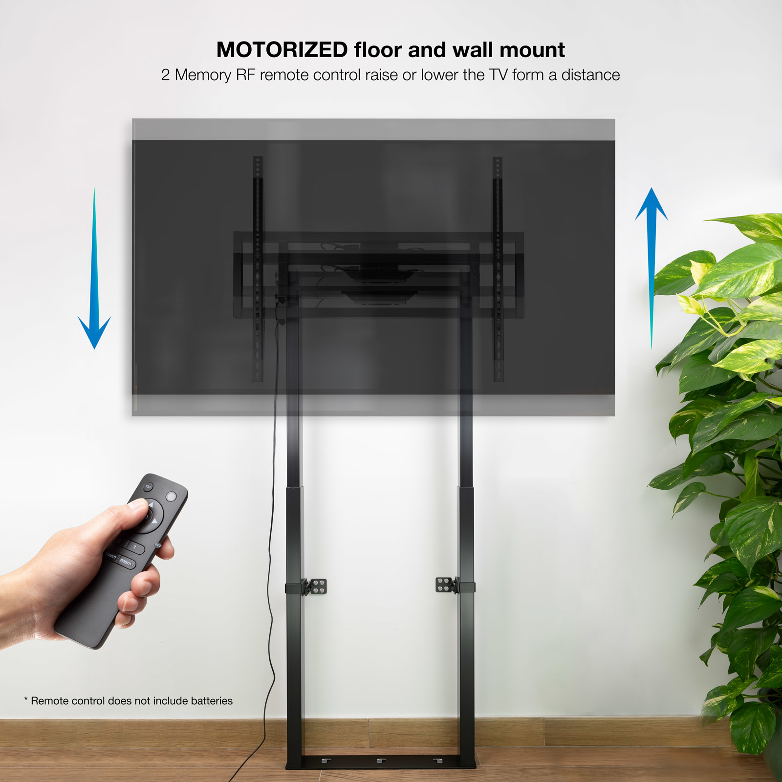 Una mano tiene un telecomando per un supporto TV motorizzato che sale e scende.