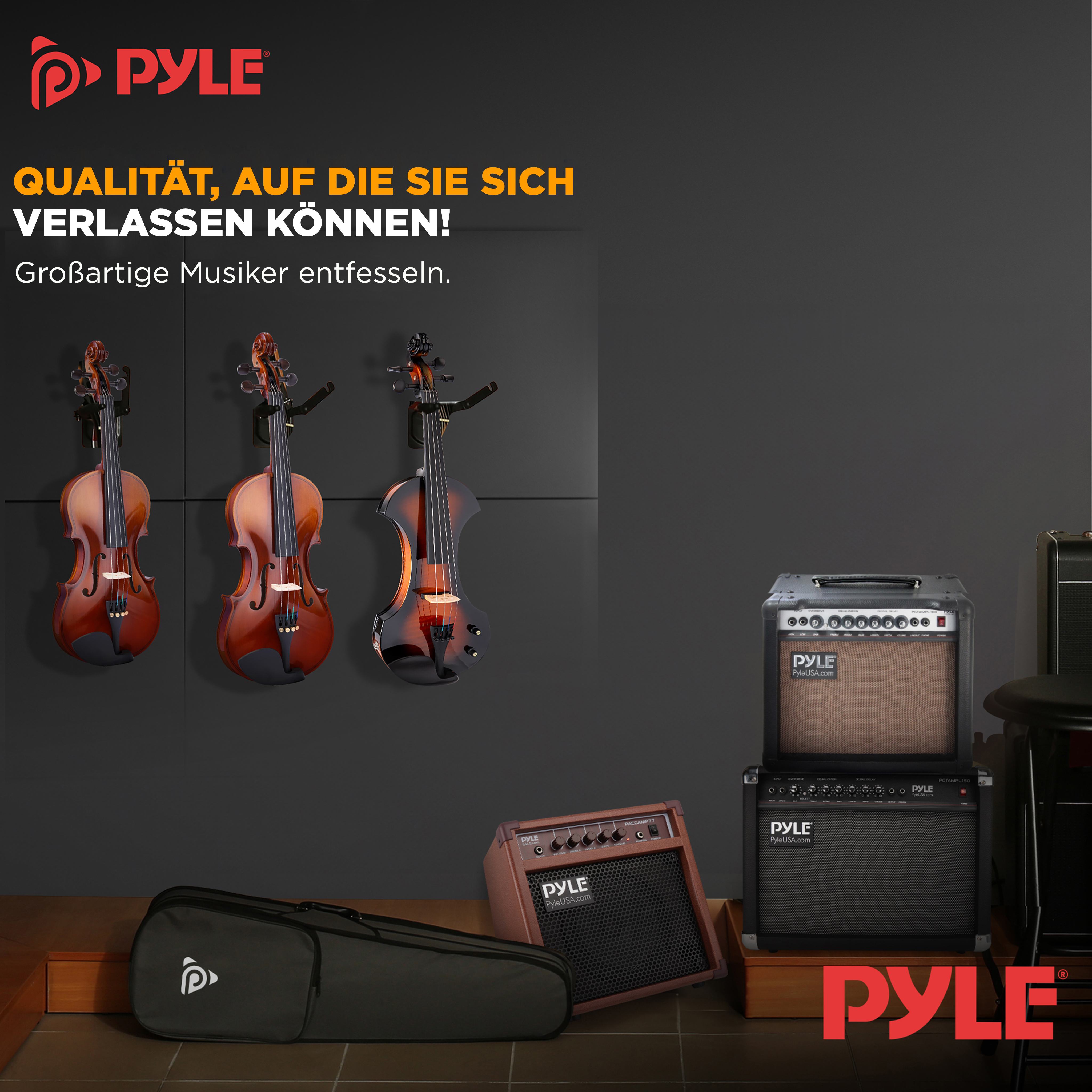 Drei Violinen und ein Cello hängen an der Wand, daneben Verstärker und eine Tasche.