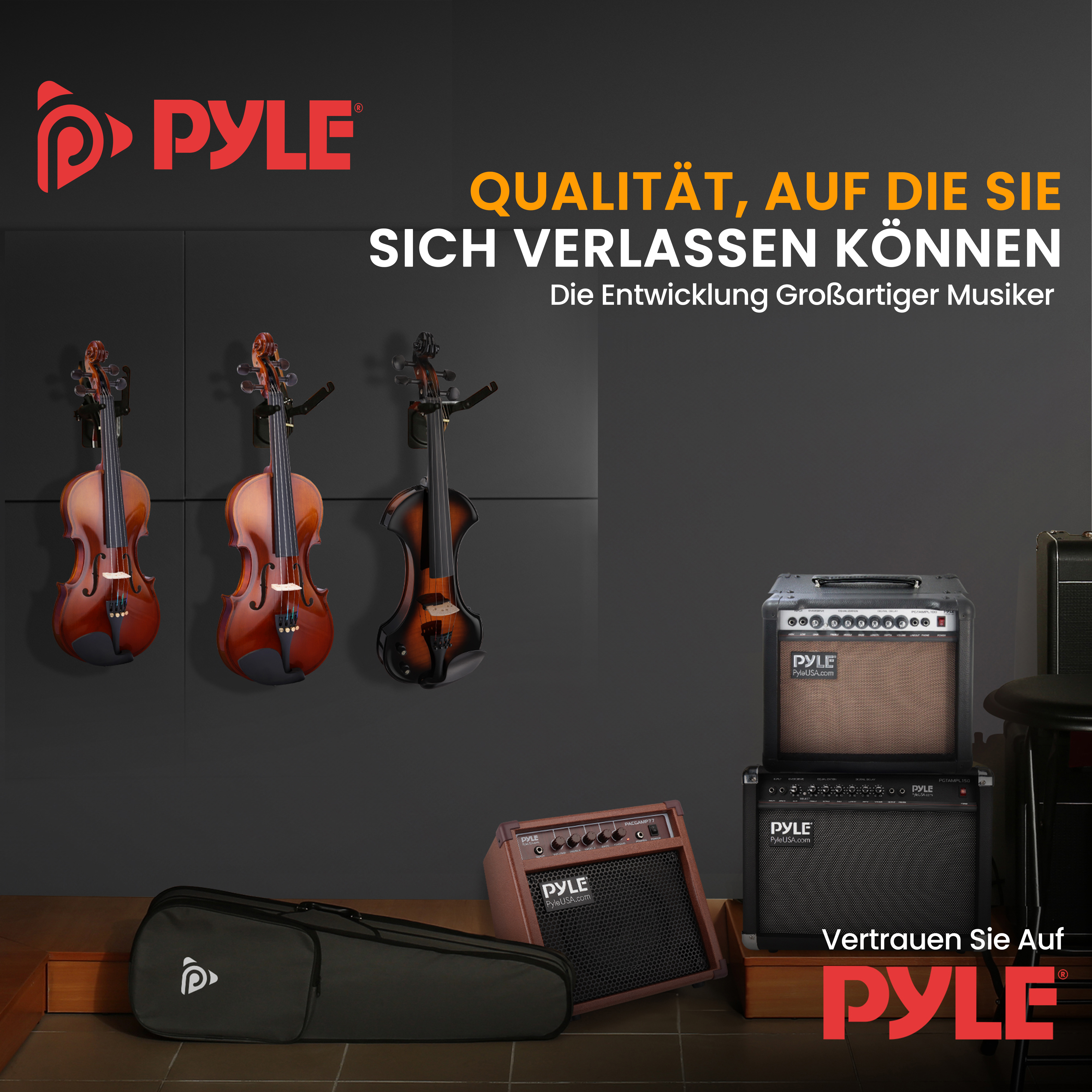Drei Violinen an der Wand, Gitarrenverstärker und eine Tasche.