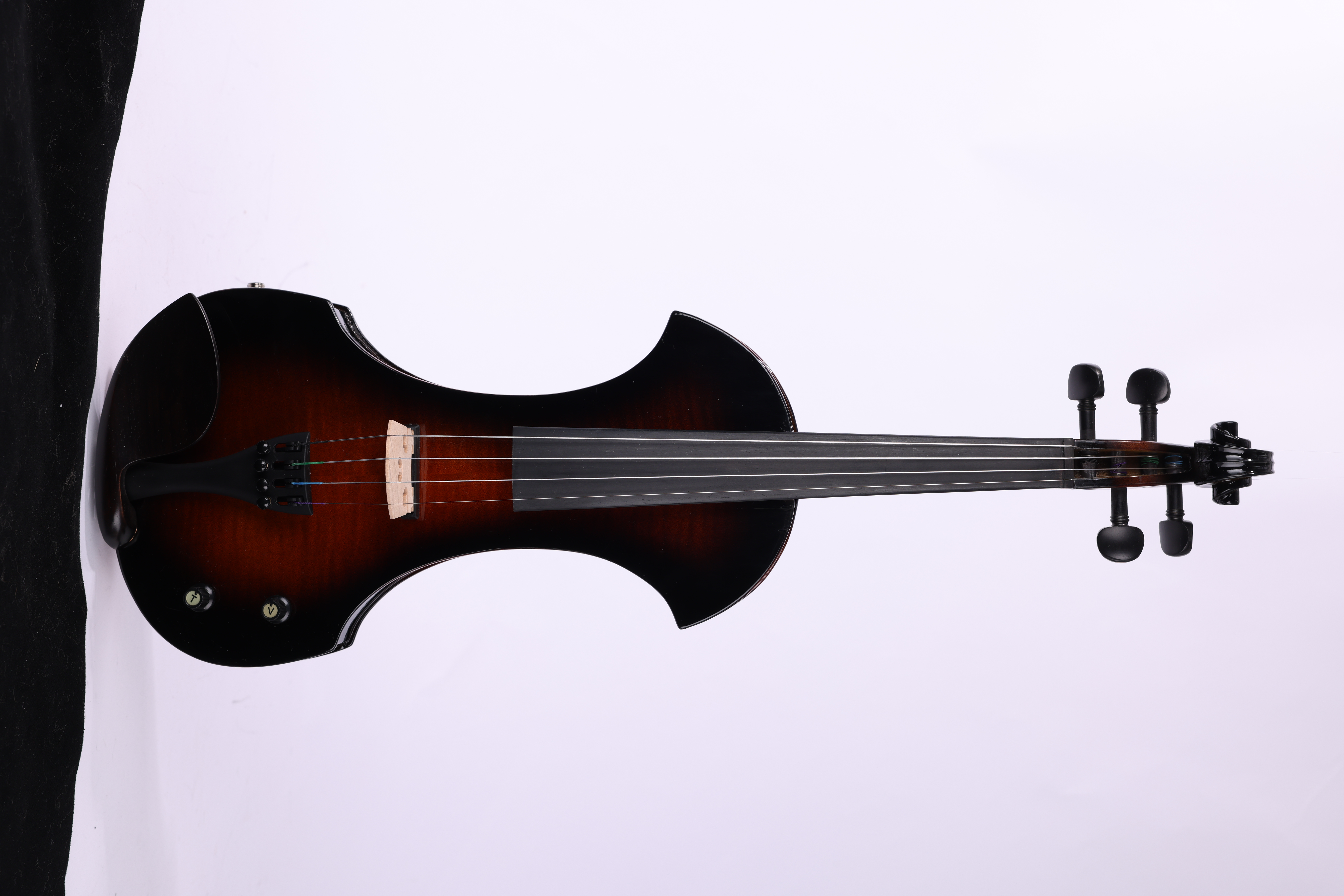 Ein dunkler, moderner Violine mit Saiten, Steg und Wirbeln auf weißem Hintergrund.