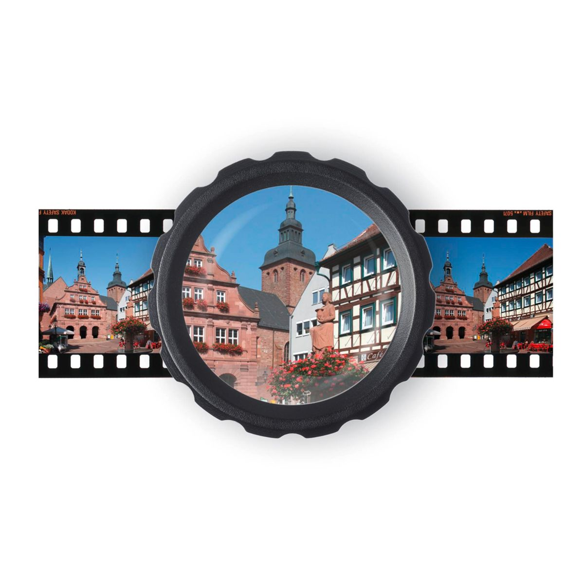 Blick durch eine Lupe auf historische Gebäude und einen Kirchturm, mit Filmstreifen.