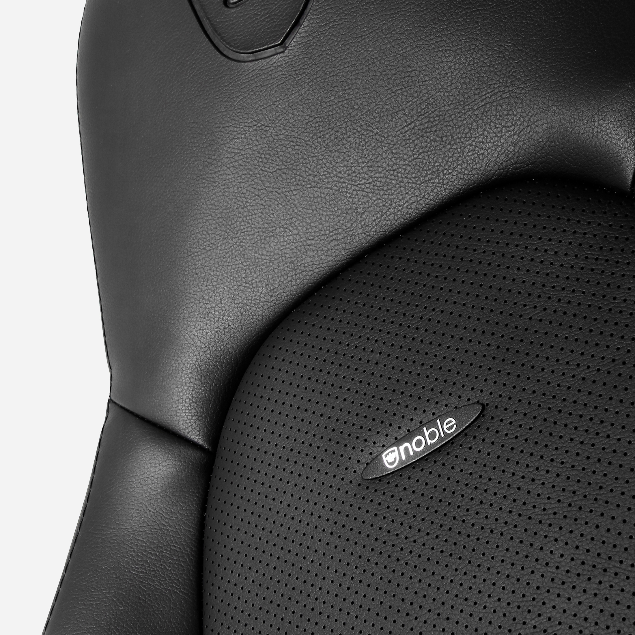 Sedile in pelle nera traforata con un discreto logo sul lato.