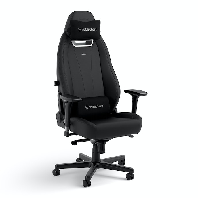Ein schwarzer Gaming-Stuhl mit Nacken- und Lendenkissen, Marke 'noblechairs'.