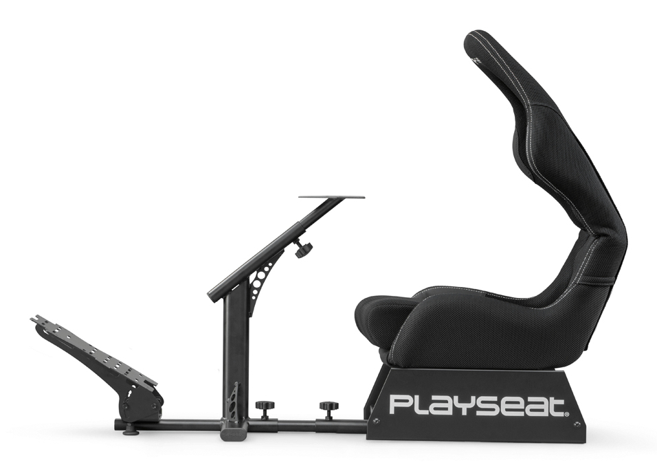 Un asiento negro para juegos de carreras con pedales y soporte de mesa sobre fondo blanco.