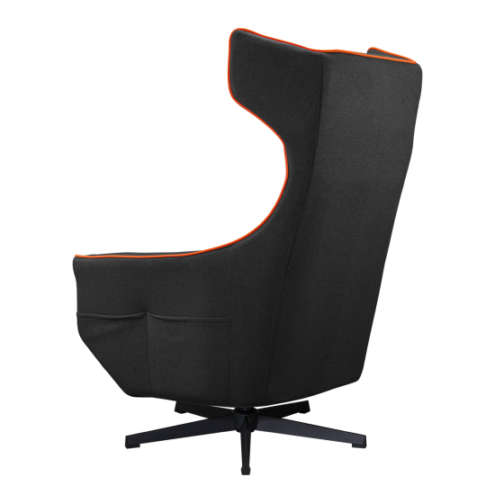 Ein dunkler, gepolsterter Stuhl mit orangefarbener Kante und zwei Taschen.