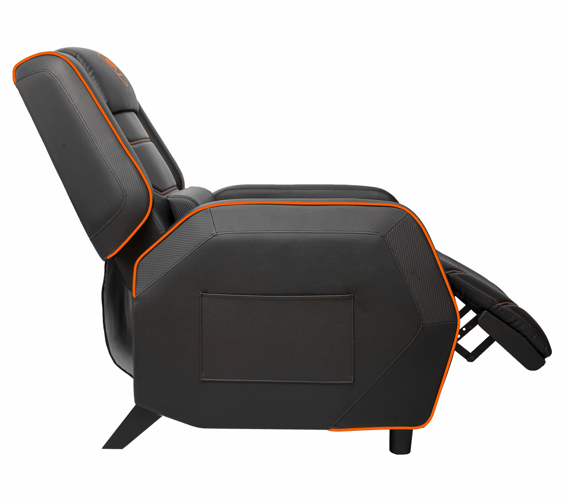 Silla gaming negra con ribete naranja, respaldo y reposapiés reclinados.