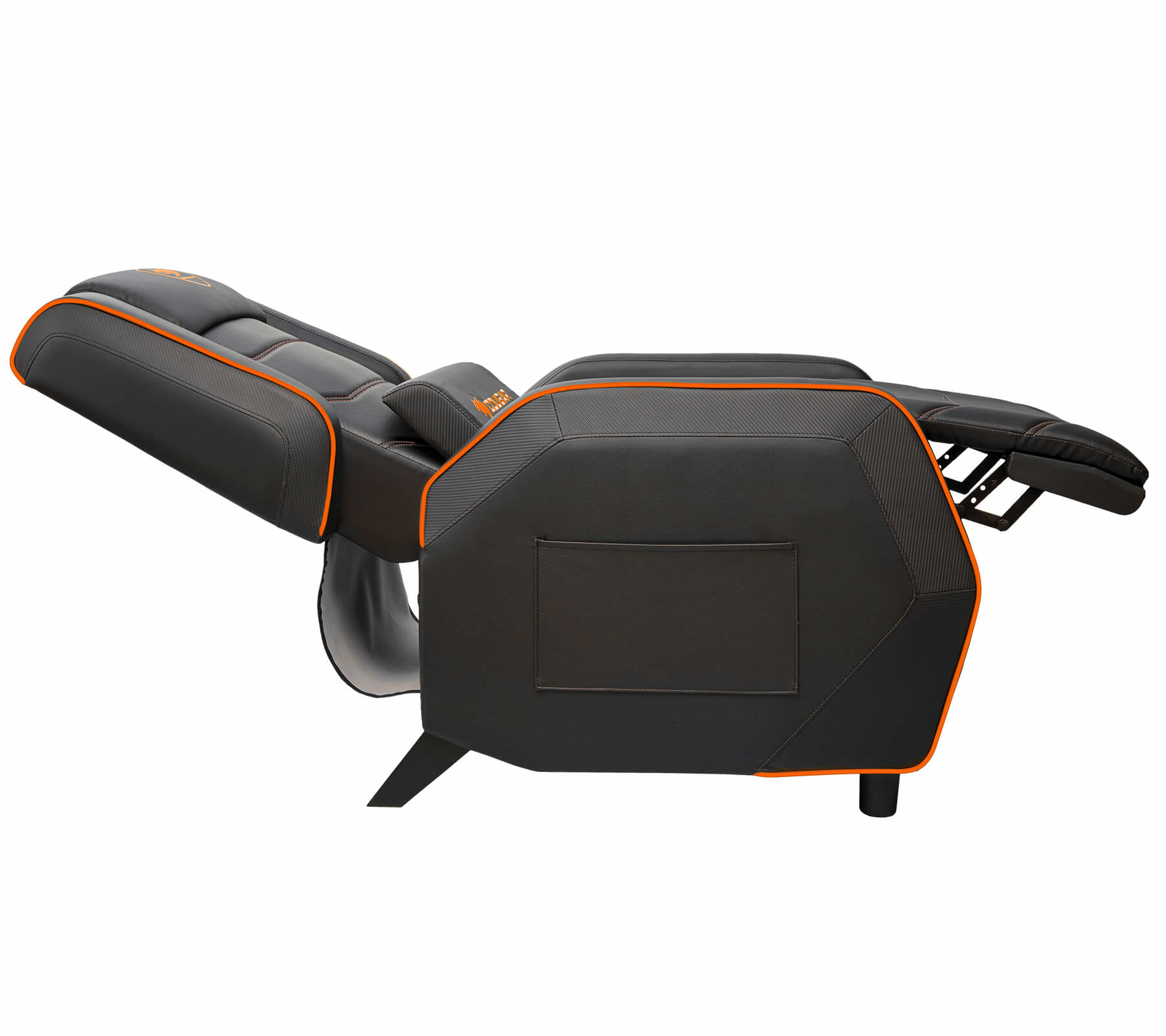 Silla gamer negra con ribete naranja, respaldo y reposapiés ajustables. Vista lateral.