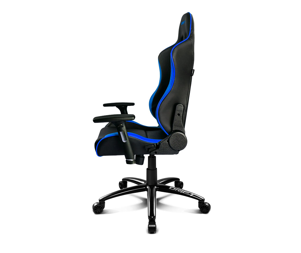 Silla gamer negra con detalles azules, vista de lado.