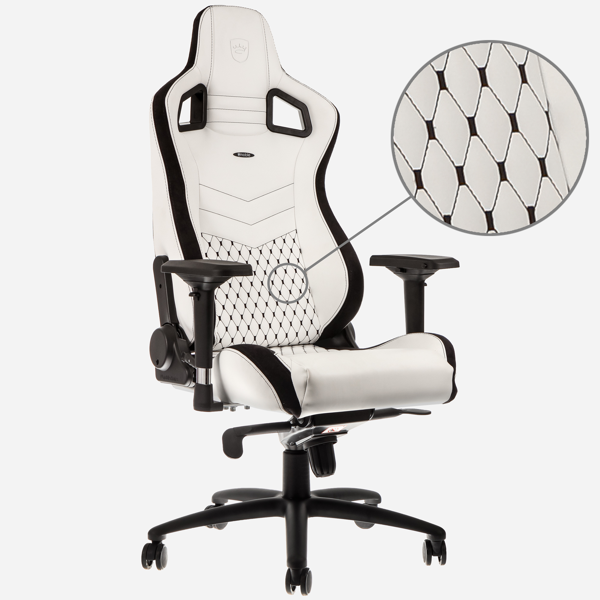 Una sedia da gaming bianca con accenti neri e dettaglio a rombi.