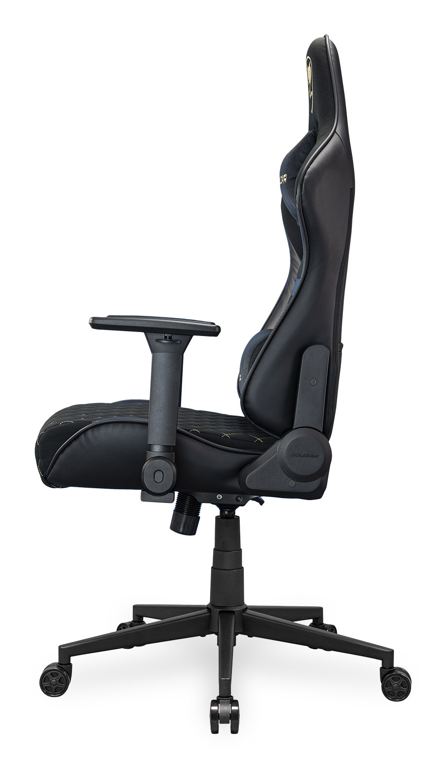 Silla gamer negra con detalles dorados, reposabrazos ajustables, con ruedas.