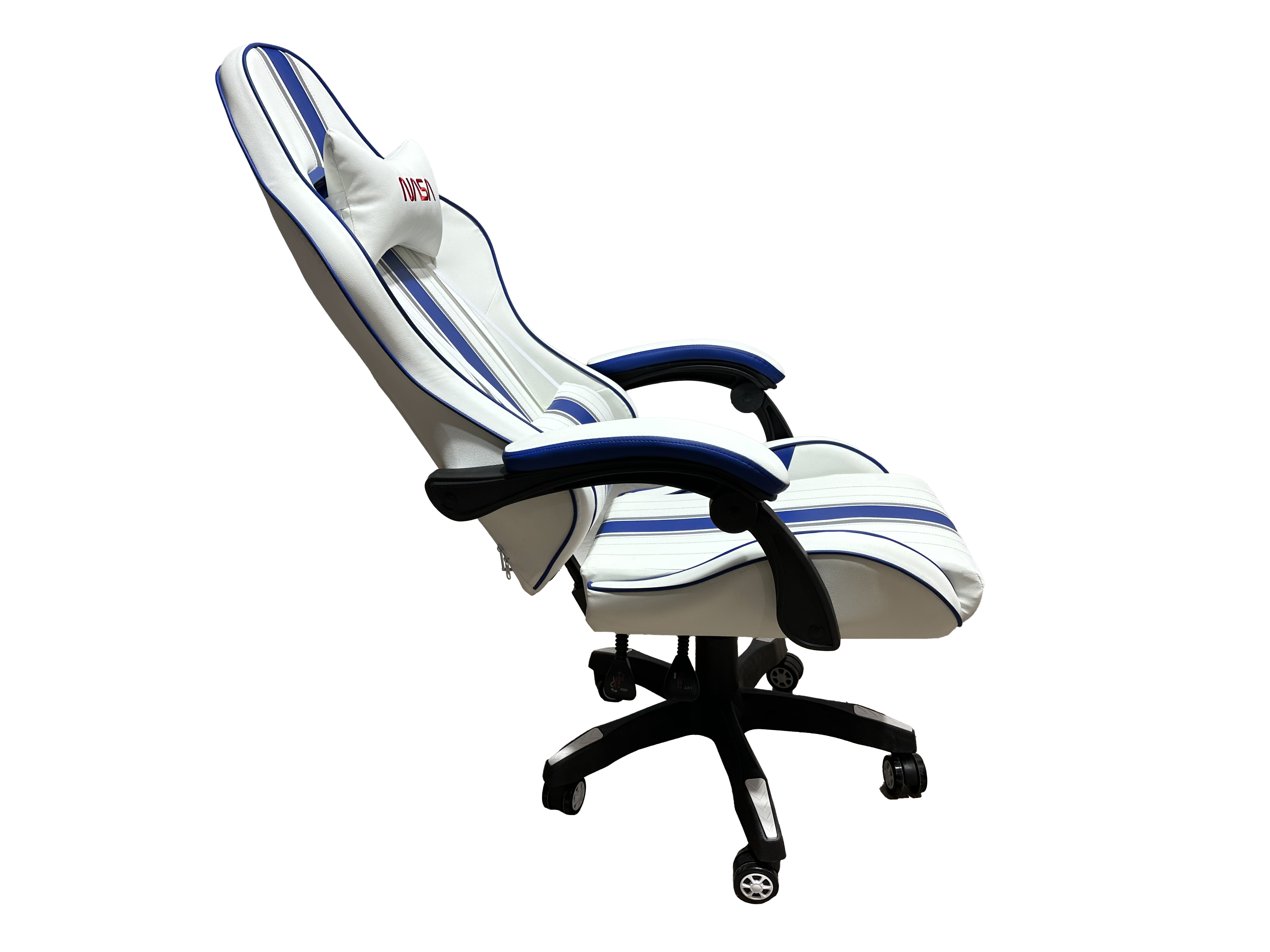 Ein weißer Gaming-Stuhl mit blauen Streifen und NASA-Logo.
