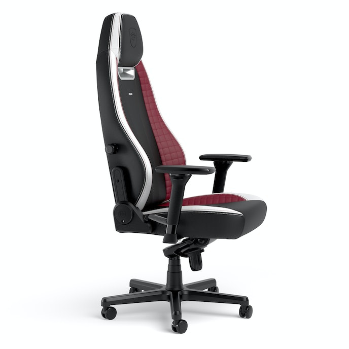 Schwarzer und roter Gaming-Stuhl mit weißer Zierleiste, auf weißem Hintergrund.