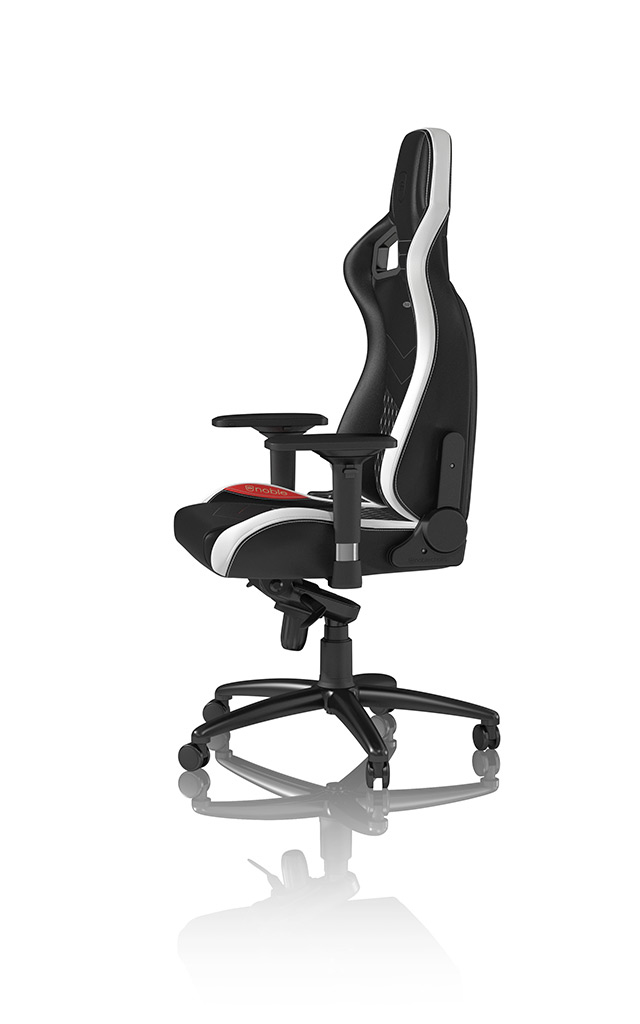 Chaise gaming noire avec accents blancs, accoudoirs réglables et logo rouge.
