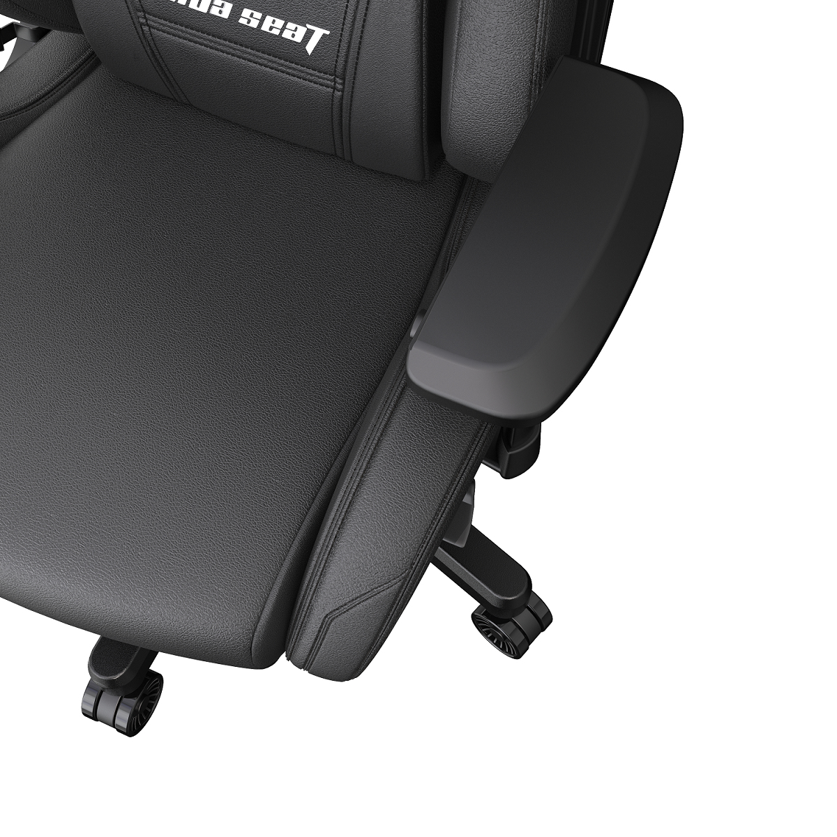 Nahaufnahme eines schwarzen Gaming-Stuhls, zeigt texturierte Sitzfläche, Armlehne und Räder.