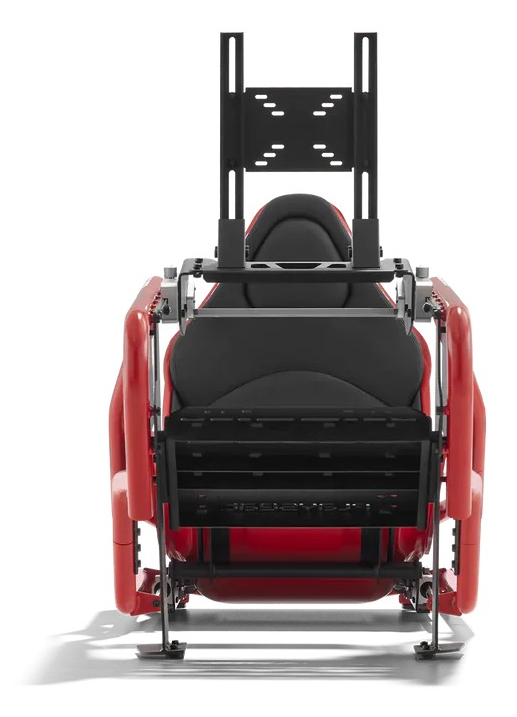 Een rode race-simulator stoel met zwarte zitting en monitorbeugel.