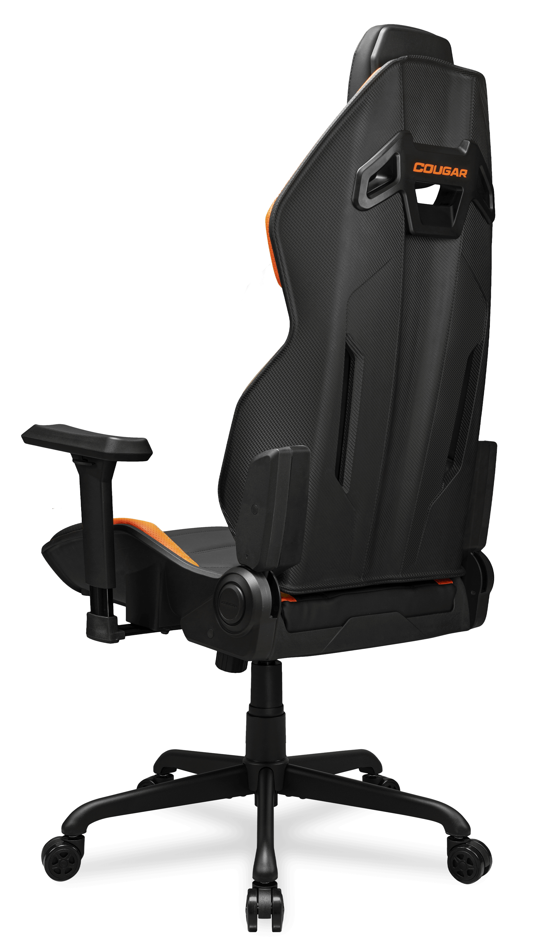Sedia da gaming nera con accenti arancioni, texture fibra di carbonio e braccioli.