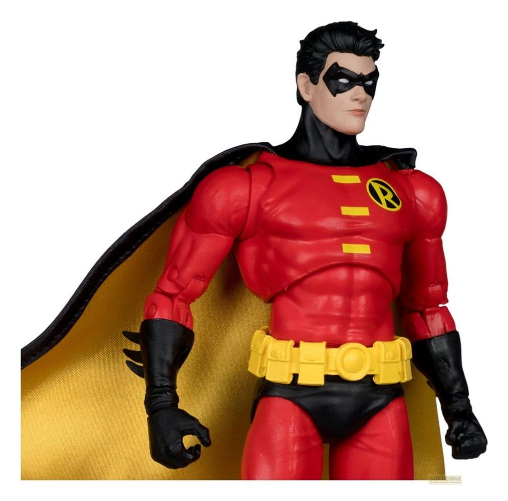 Action figure di Robin con tuta rossa, cintura gialla e mantello giallo.