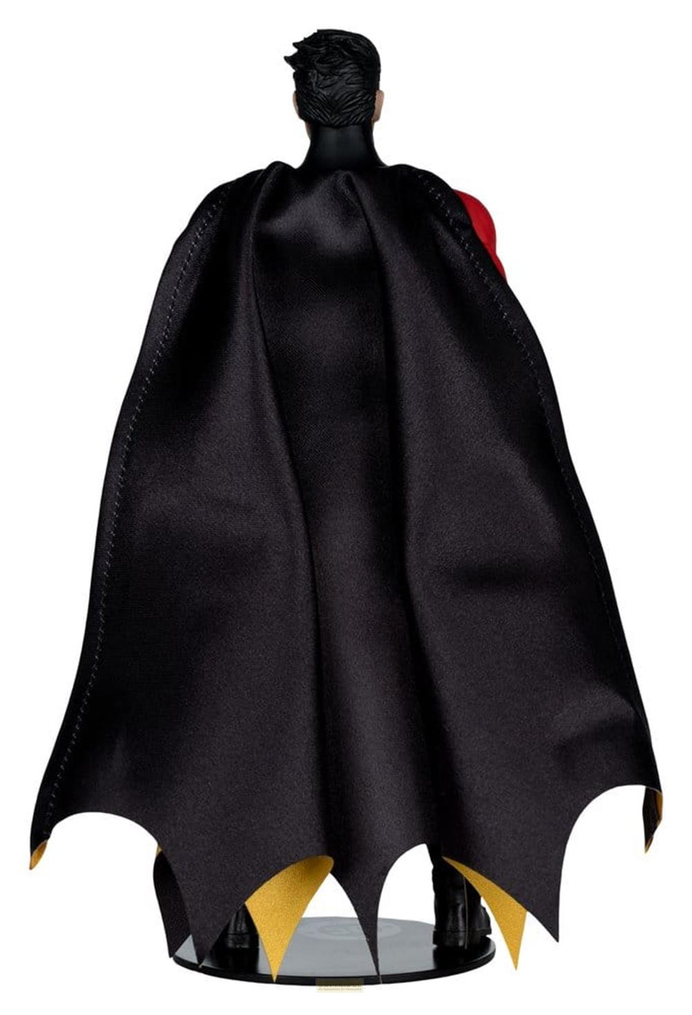 Figura di spalle con mantello nero e fodera gialla.