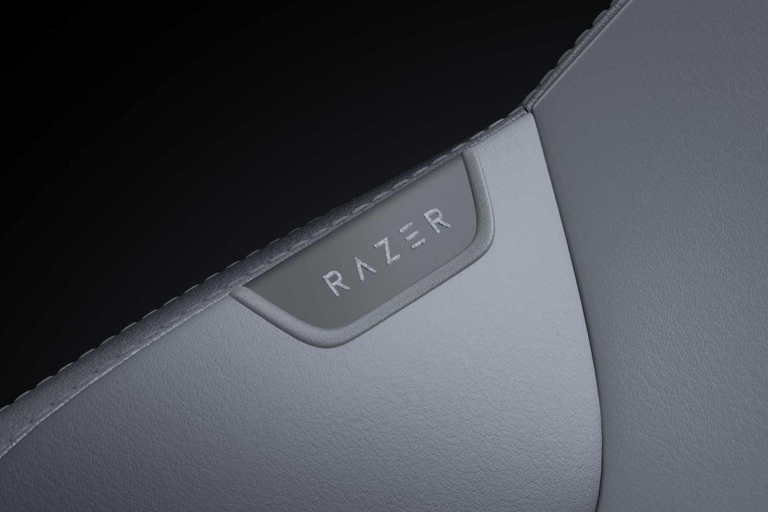 Asiento gris con logo de Razer en relieve.