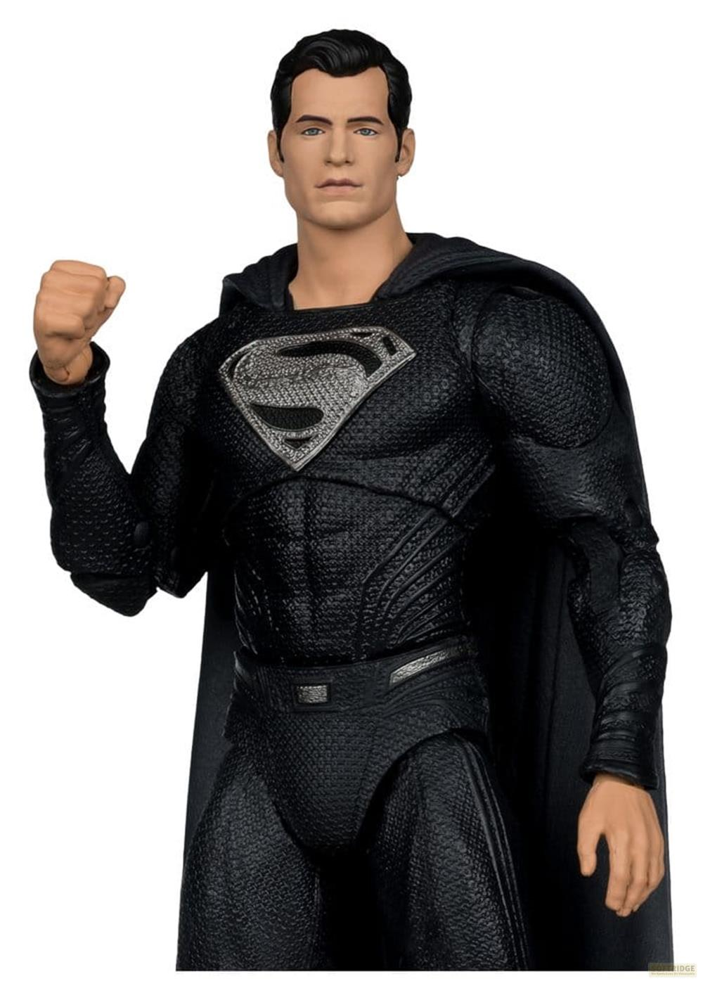 Action figure di Superman in completo nero con cappuccio ed emblema S.