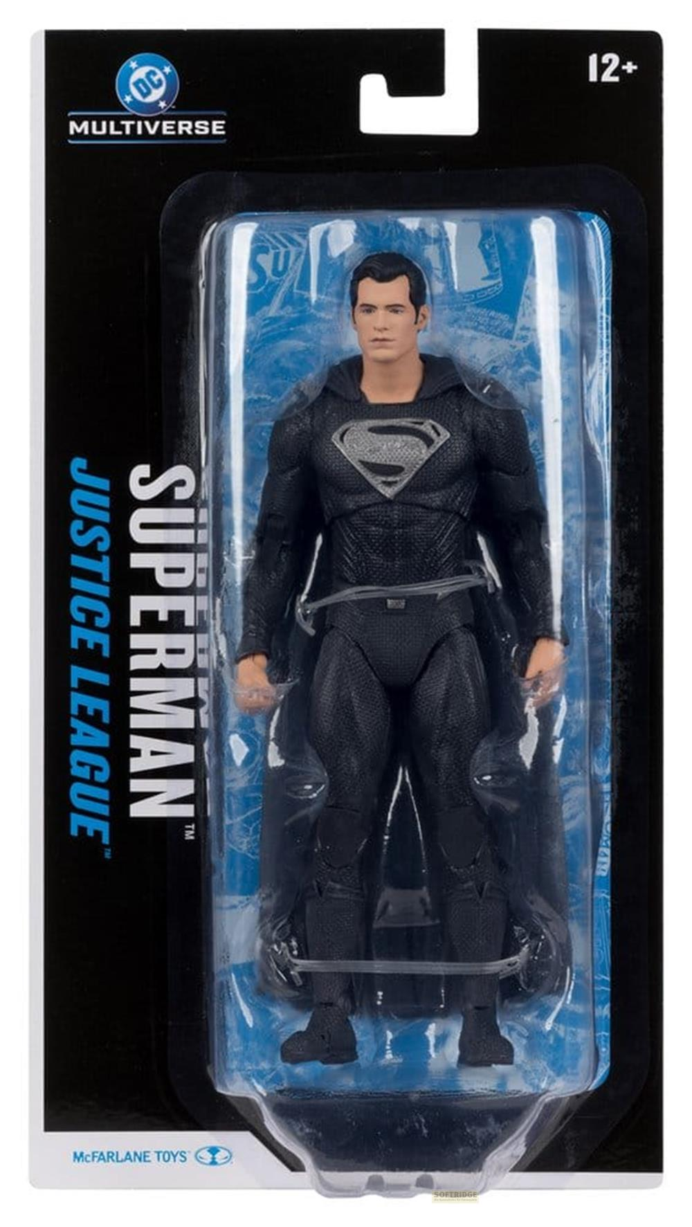 Action figure di Superman in tuta nera con logo S, in confezione.