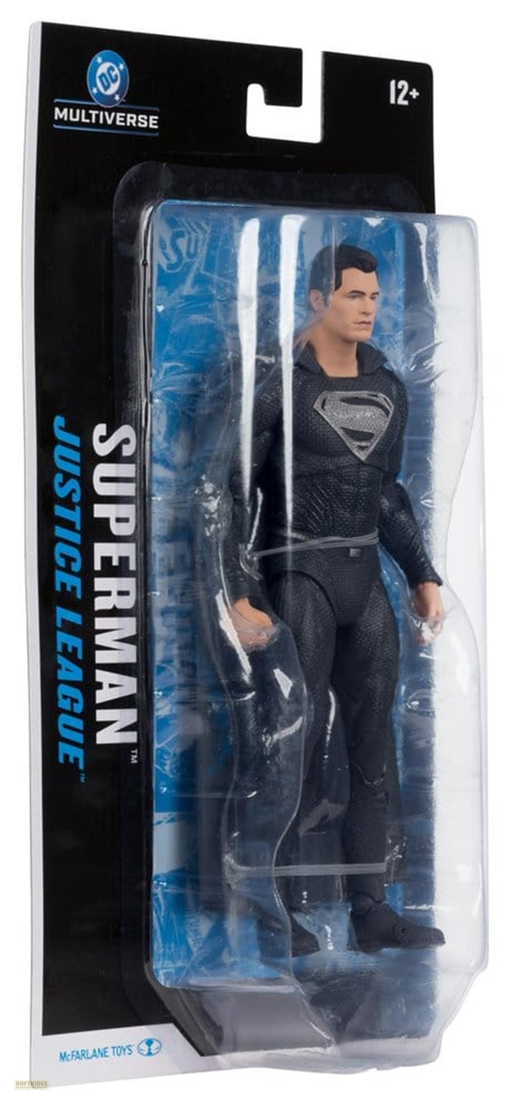 Action figure di Superman in abito nero con logo Justice League sulla confezione.