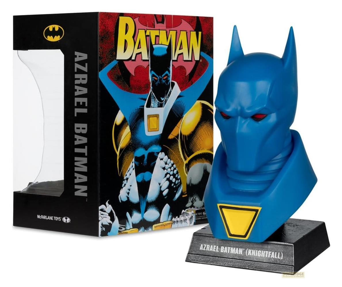 Busto blu di Azrael Batman con occhi rossi, accanto alla sua copertina che mostra Batman.