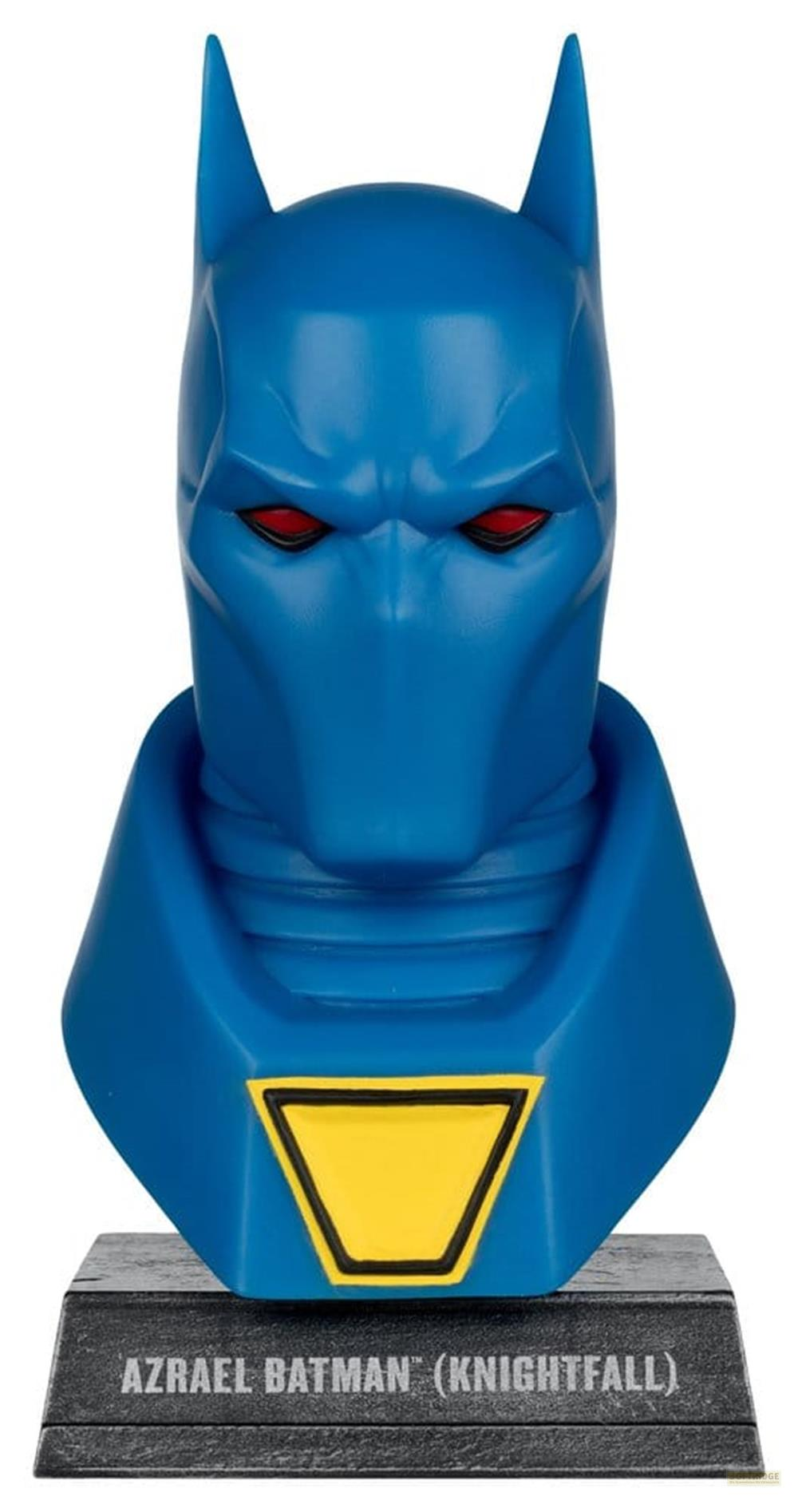 Elmo blu di Batman con occhi rossi su base nera con emblema giallo.
