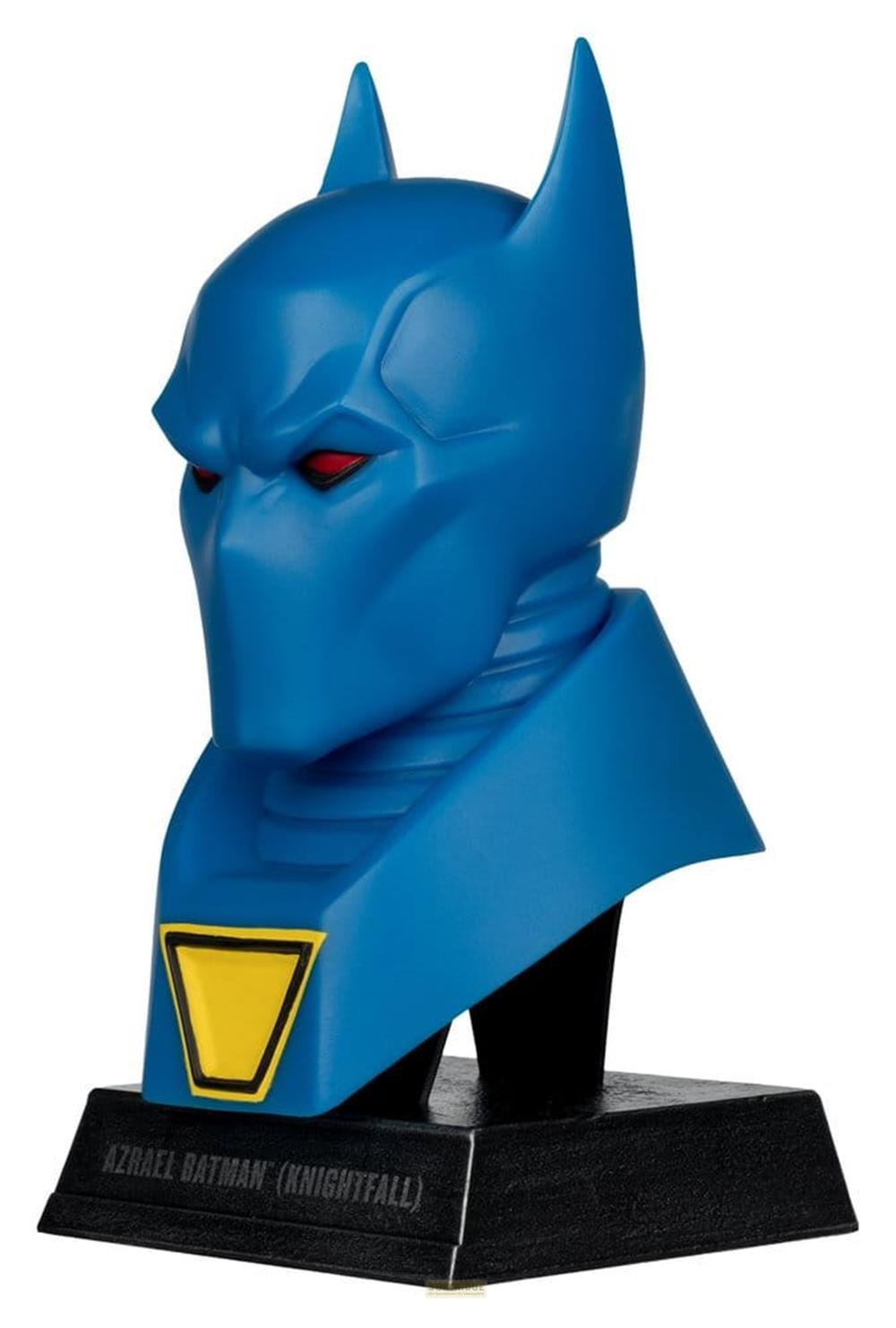 Un busto blu di Batman con occhi rossi e un emblema giallo su una base nera.