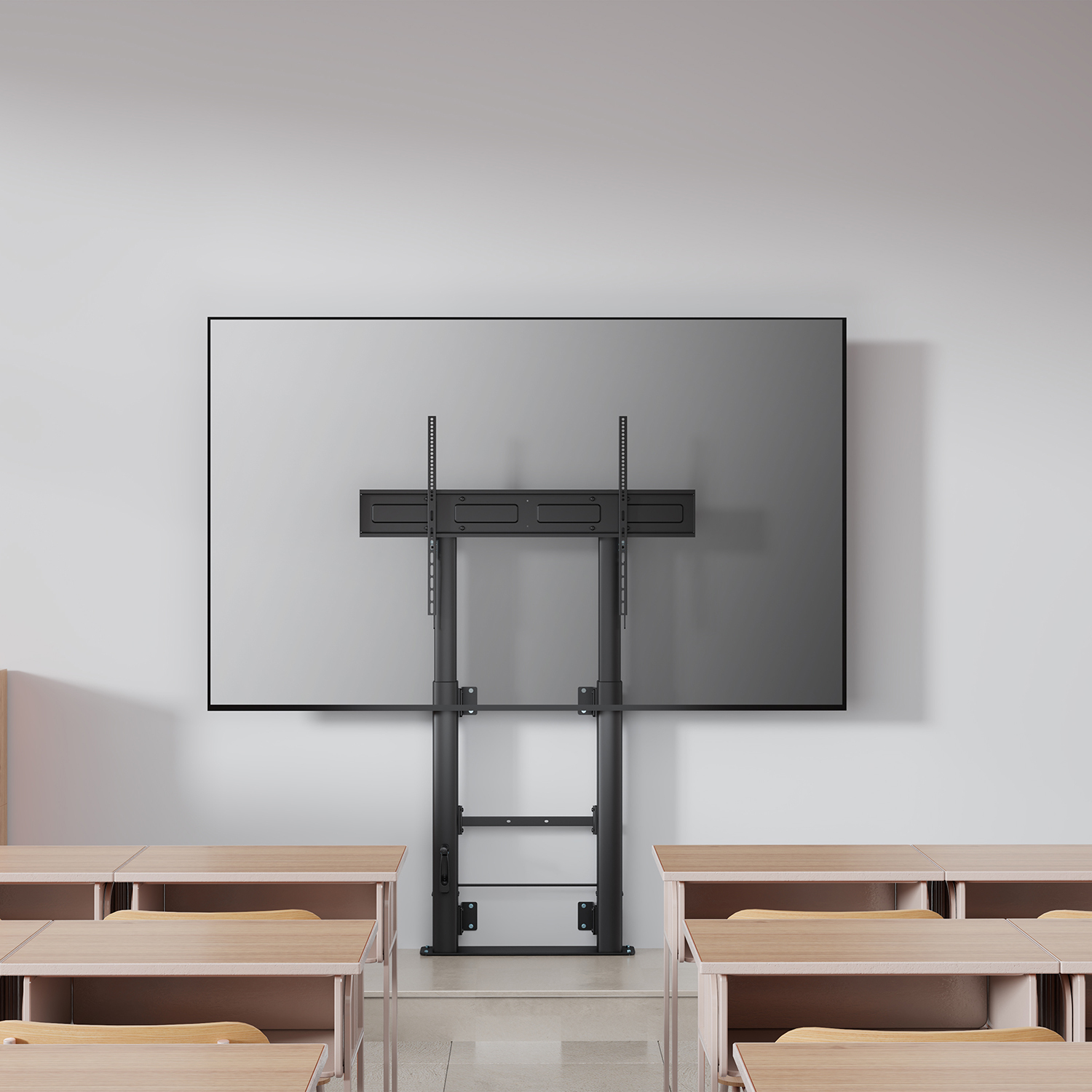 Un grande schermo su supporto in un'aula con file di banchi di legno.