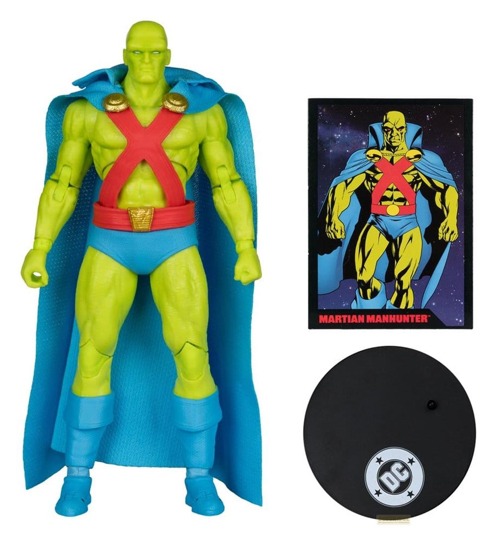 Action figure verde di Martian Manhunter con mantello blu, X rossa, slip e stivali blu. Cartolina fumetto e supporto.