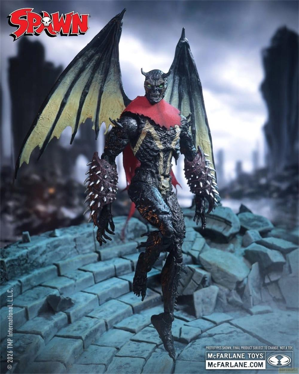 Action figure di Spawn con ali sta su una strada in rovina.
