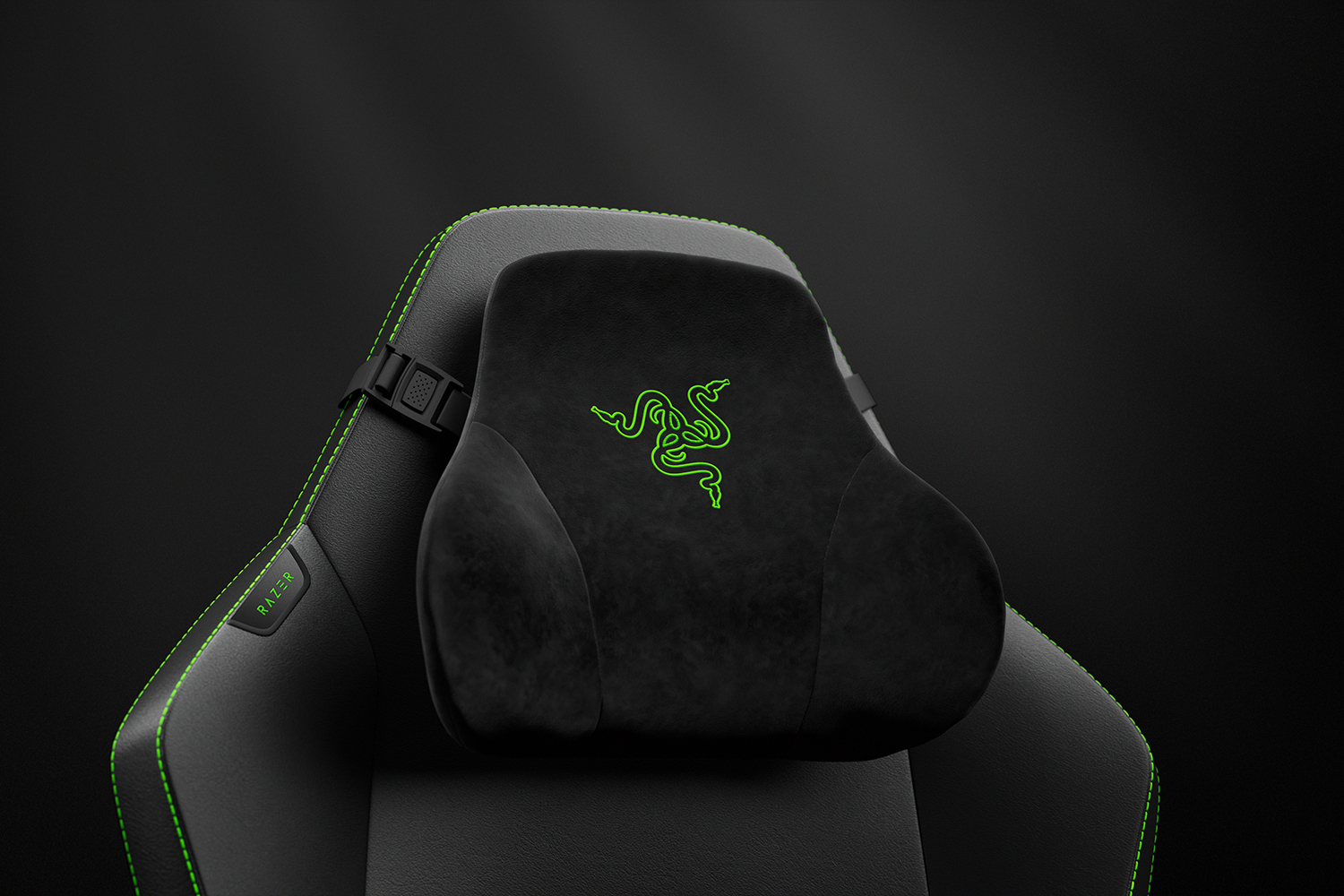 Silla gamer negra con costuras verdes y logo de Razer.