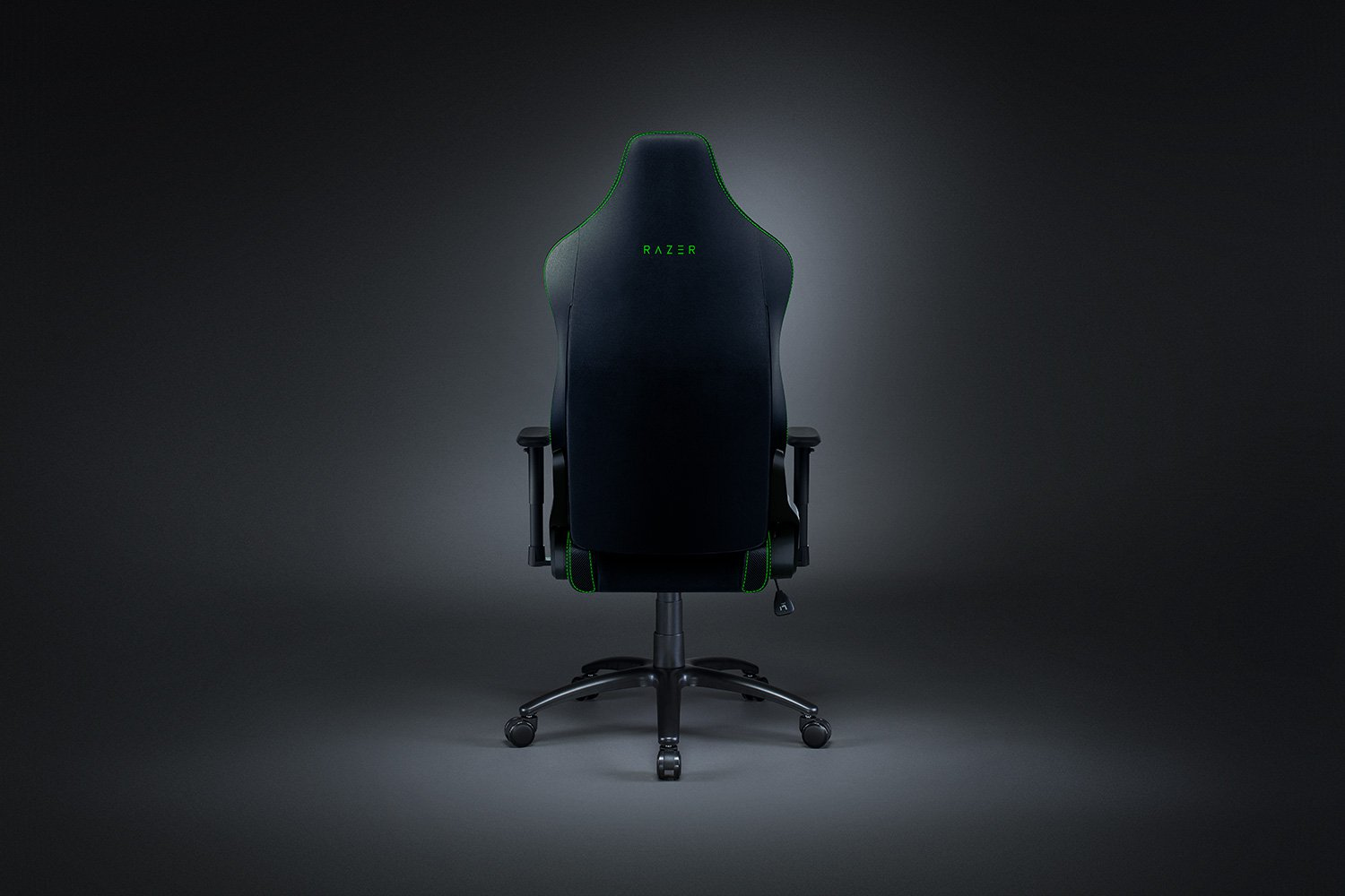 Sedia da gaming nera con cuciture verdi e logo Razer, vista da dietro.